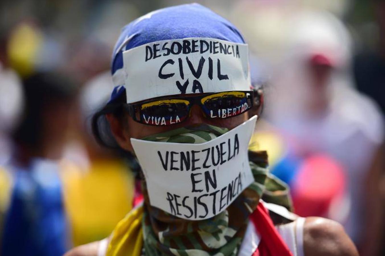 Un manifestante contra el gobierno del presidente Nicolas Maduro llama a la Desobediencia Civil durante una protesta en el lado este de Caracas.