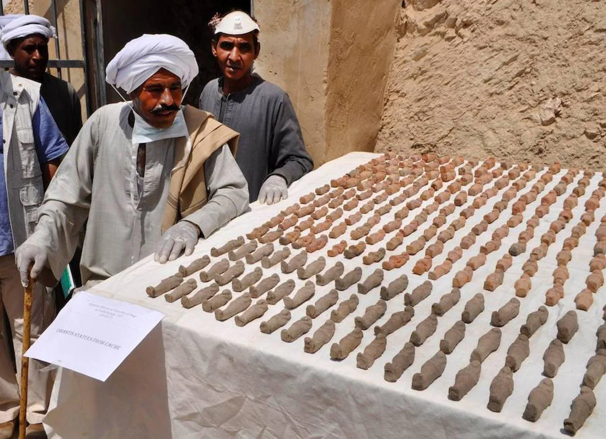 Un portavoz de Antigüedades en El Cairo cifró en 1.500 las estatuillas de «ushebtis» (amuletos).