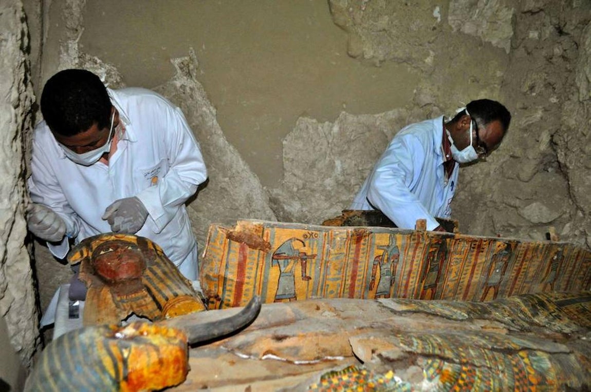 Pertenece a un alcalde llamado Ausrihat y contiene ocho momias, diez sarcófagos y cientos de estatuillas funerarias, detalló a Efe el jefe de la misión arqueológica y director del Departamento de Antigüedades de Luxor, Mustafa Waziri.. 
