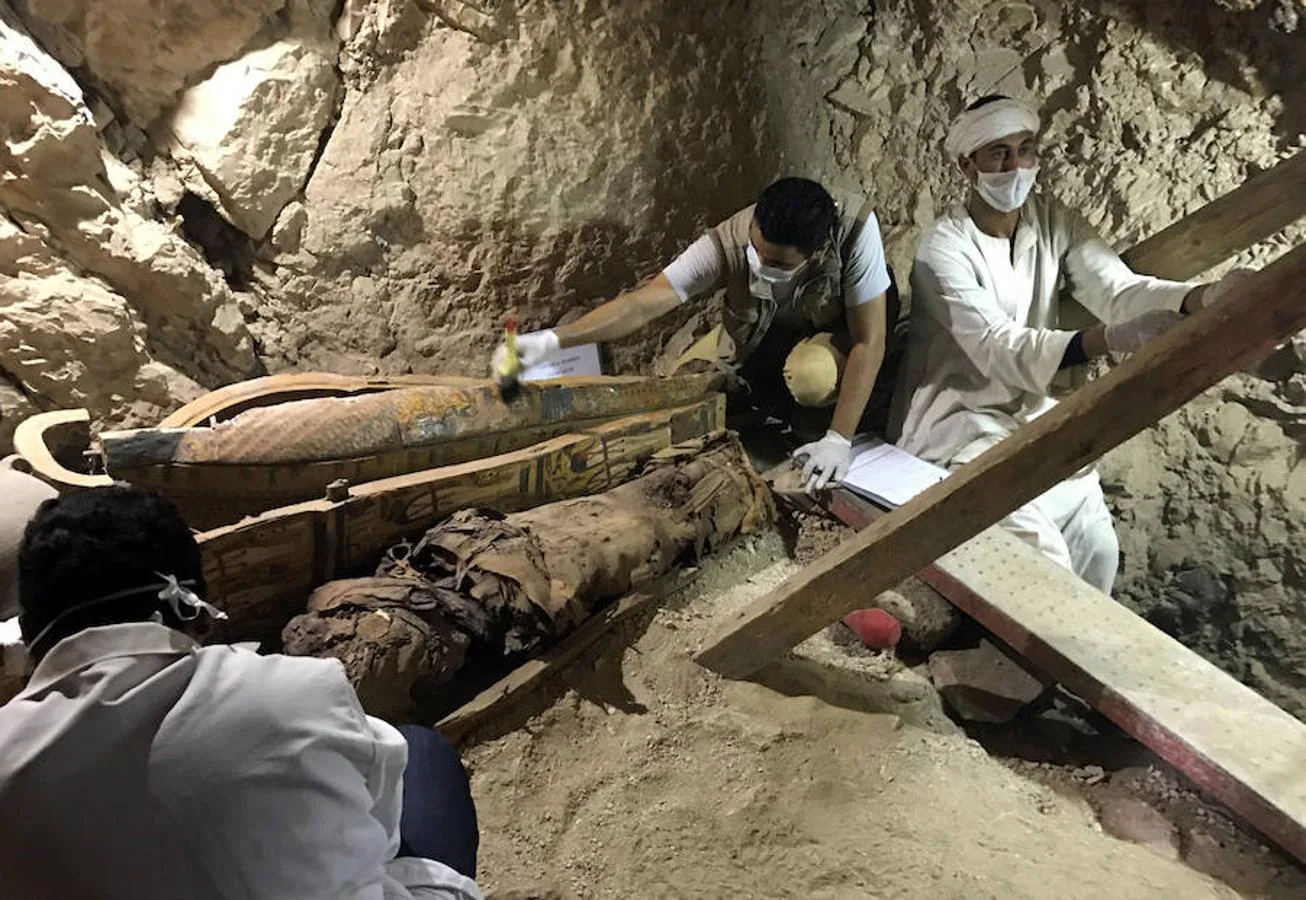 Al final de la cámara interna se encontró un escondite con sarcófagos ornamentados con colores en buen estado, que contiene momias envueltas en lino de la dinastía XXI (1.969-943 a.C.).