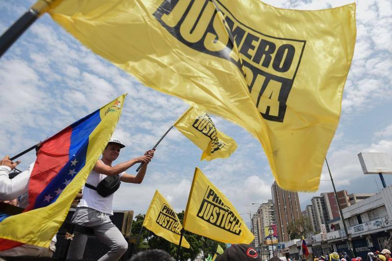 Ciudadanos de la oposición participan en una manifestación en Caracas