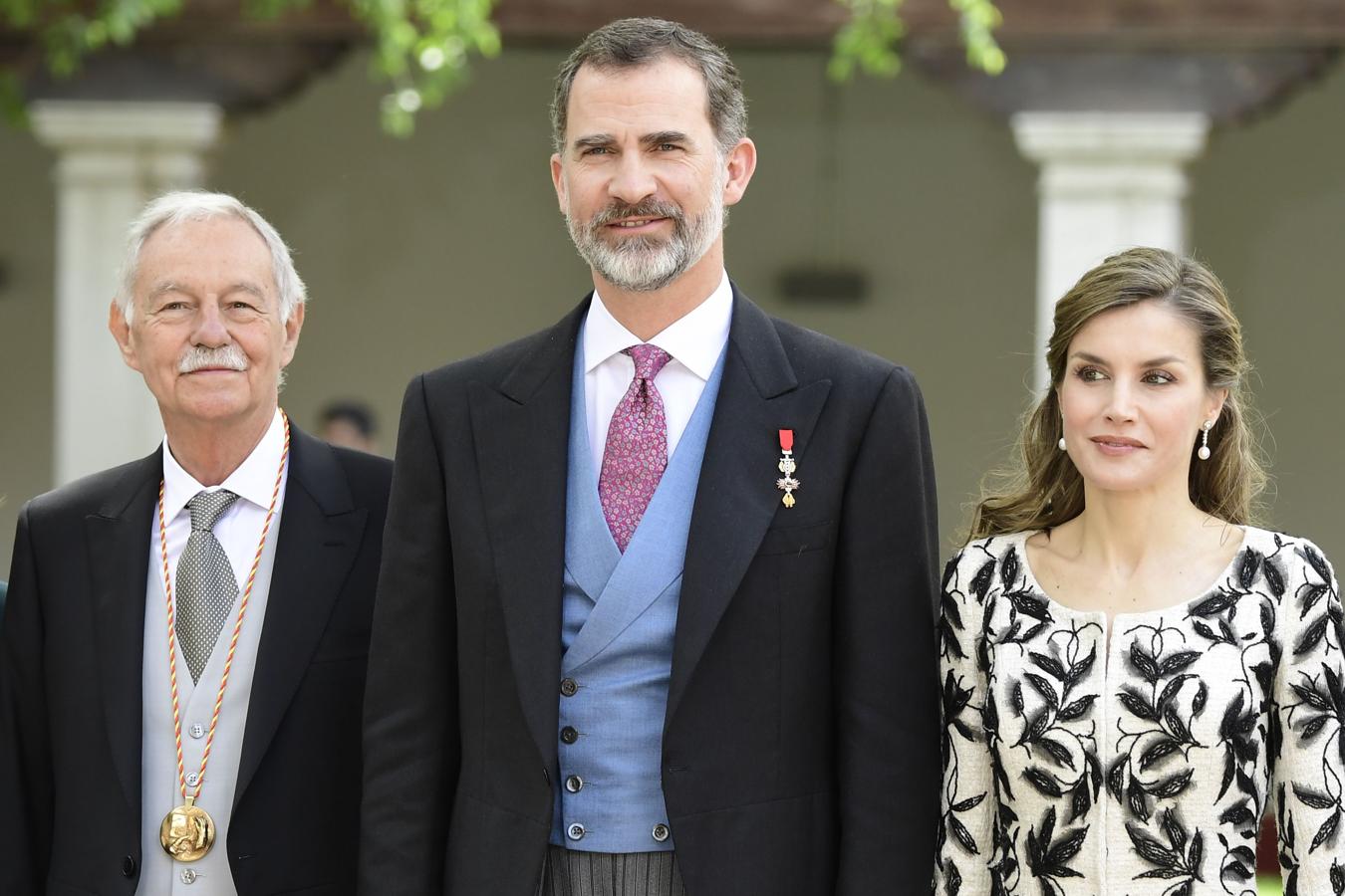 El escritor barcelonés posa con los Reyes tras haber recibido el premio