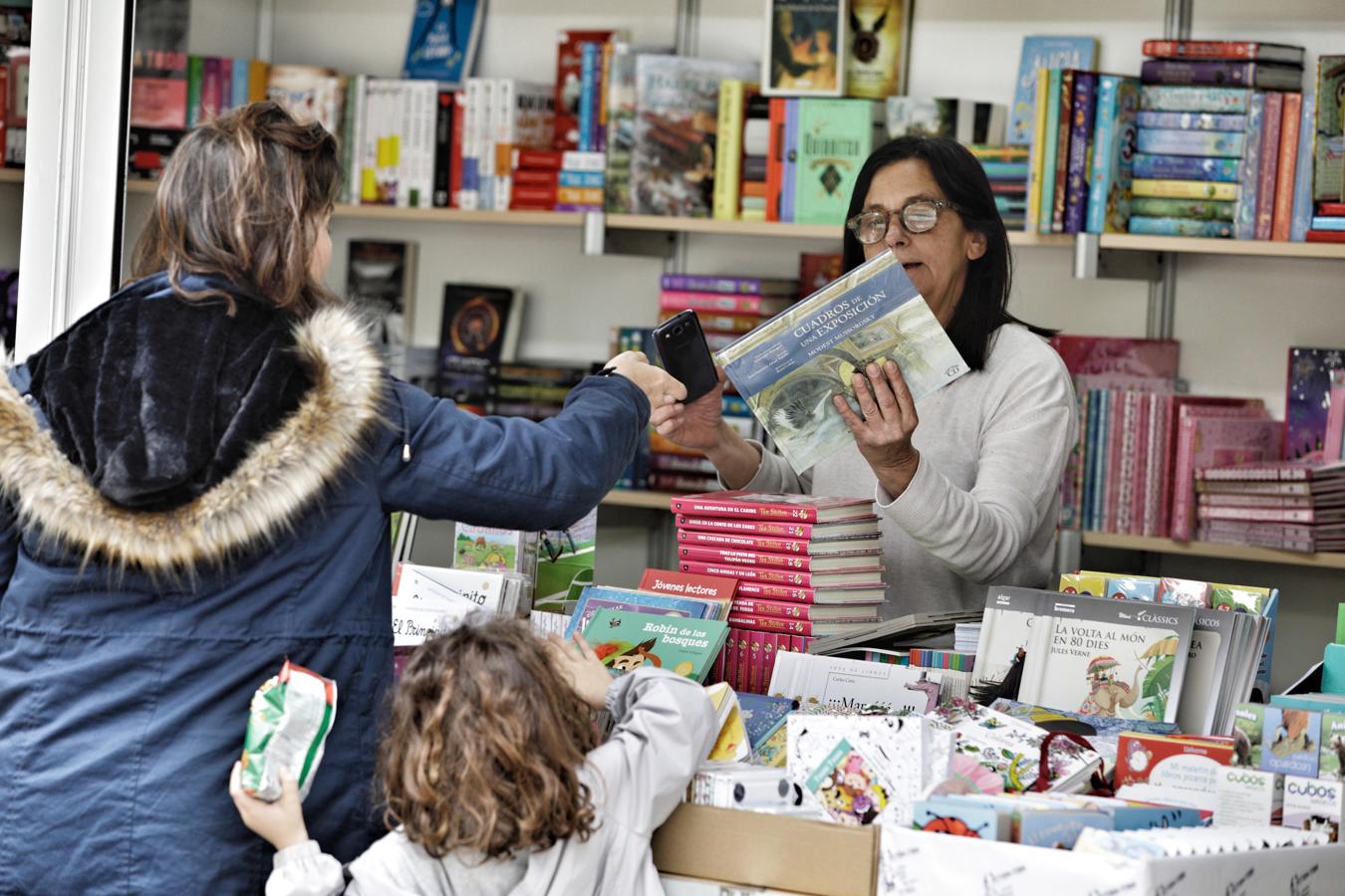 Valencia acoge la Feria del Libro en los Jardines de Viveros. 