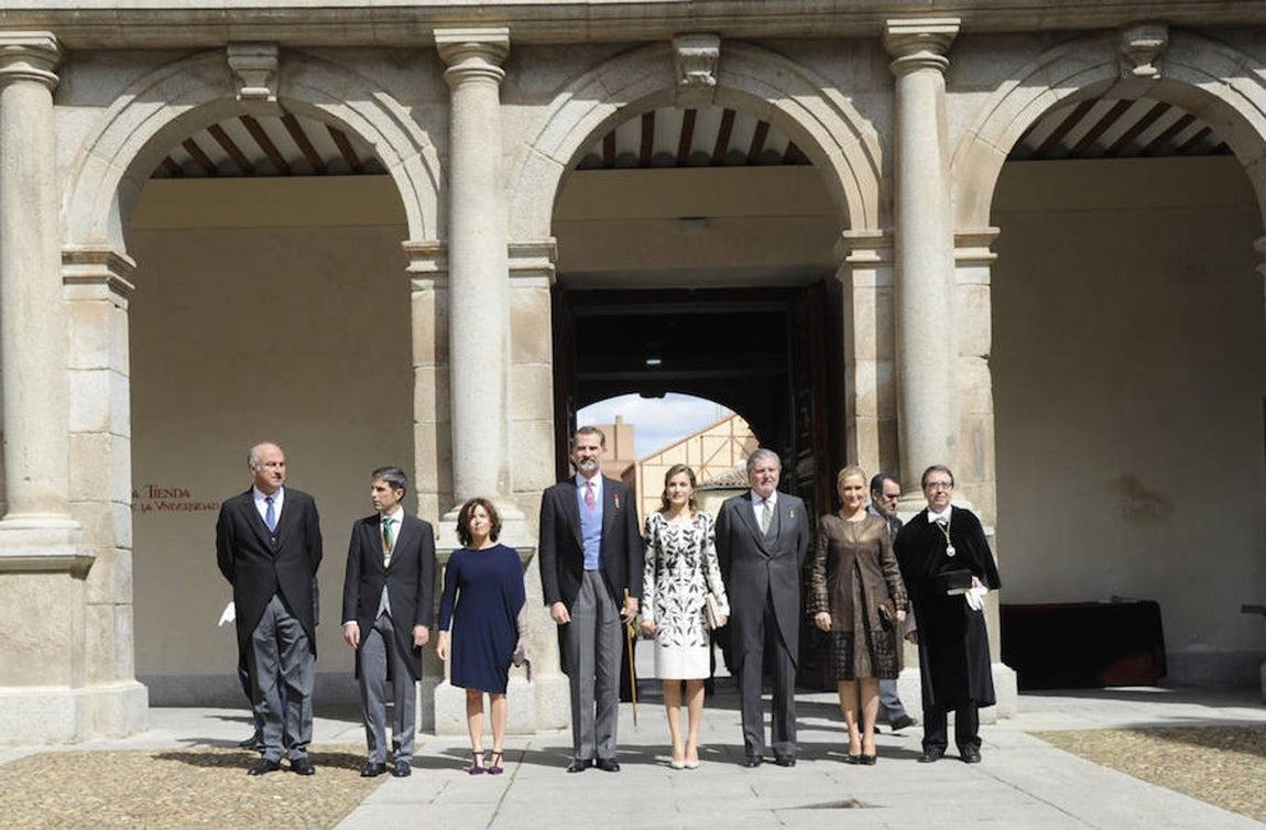 Los Reyes posan con el resto de autoridades. 