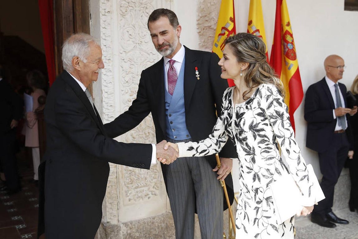 La Reina da la mano a Eduardo Mendoza. 