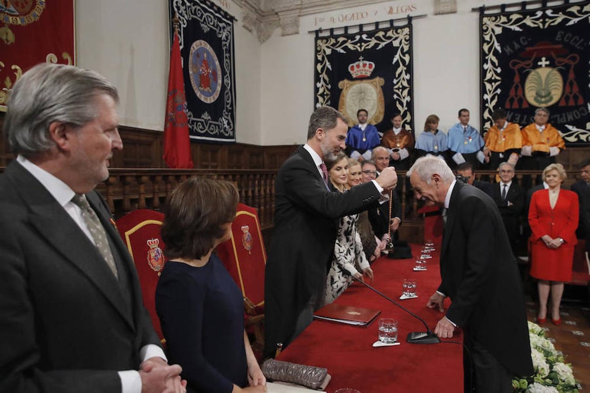 El Rey entrega el Premio Cervantes a Eduardo Mendoza. 