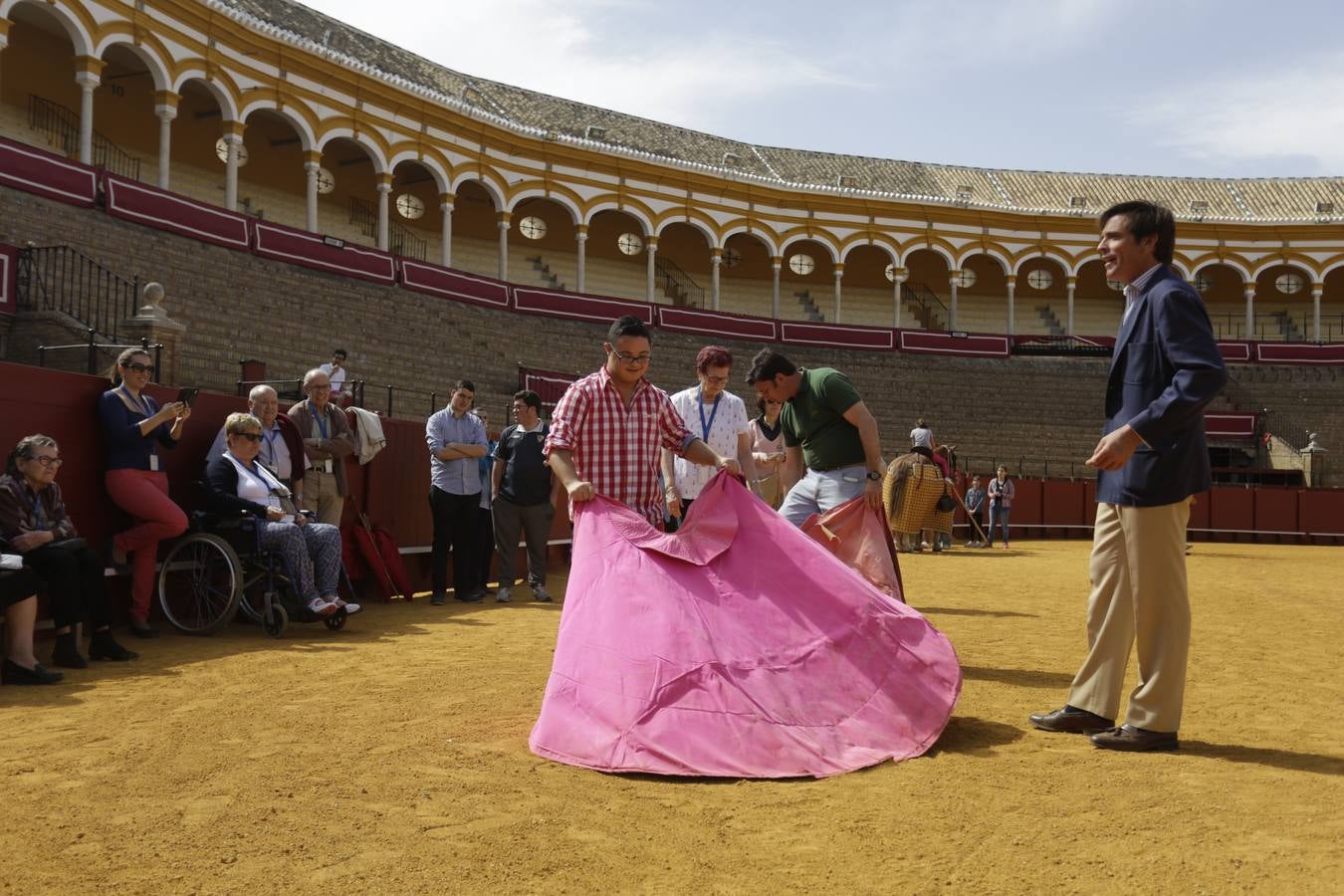 Los niños disfrutan del toreo de salón en la Maestranza