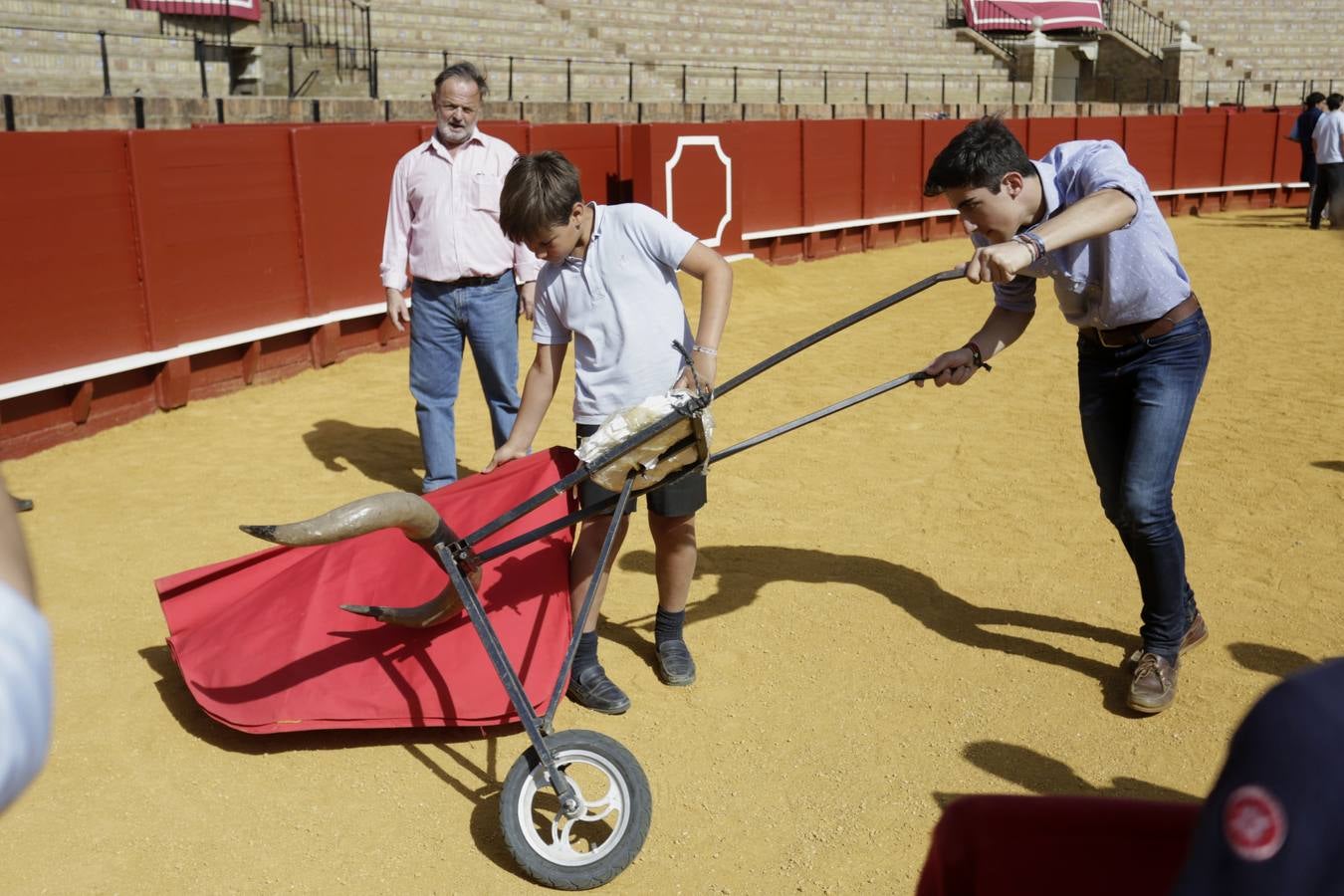 Los niños disfrutan del toreo de salón en la Maestranza