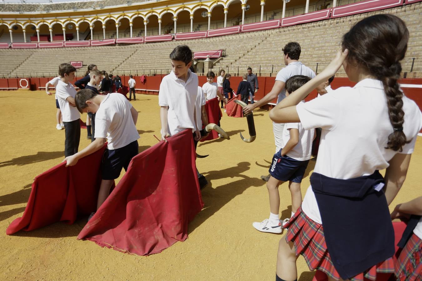 Los niños disfrutan del toreo de salón en la Maestranza