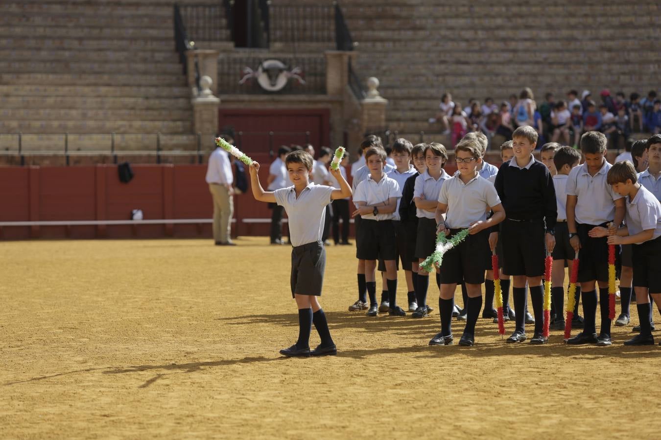 Los niños disfrutan del toreo de salón en la Maestranza