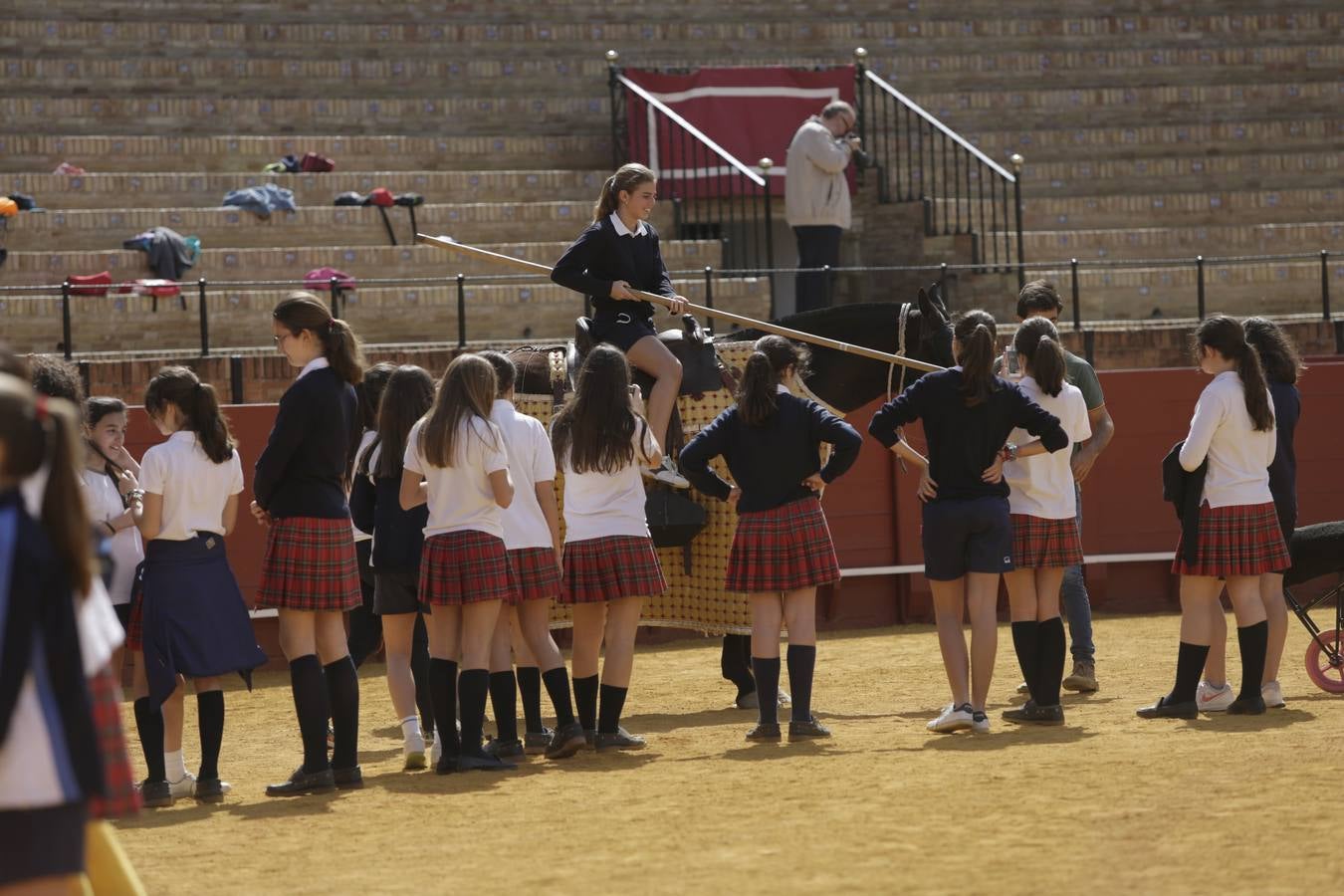 Los niños disfrutan del toreo de salón en la Maestranza