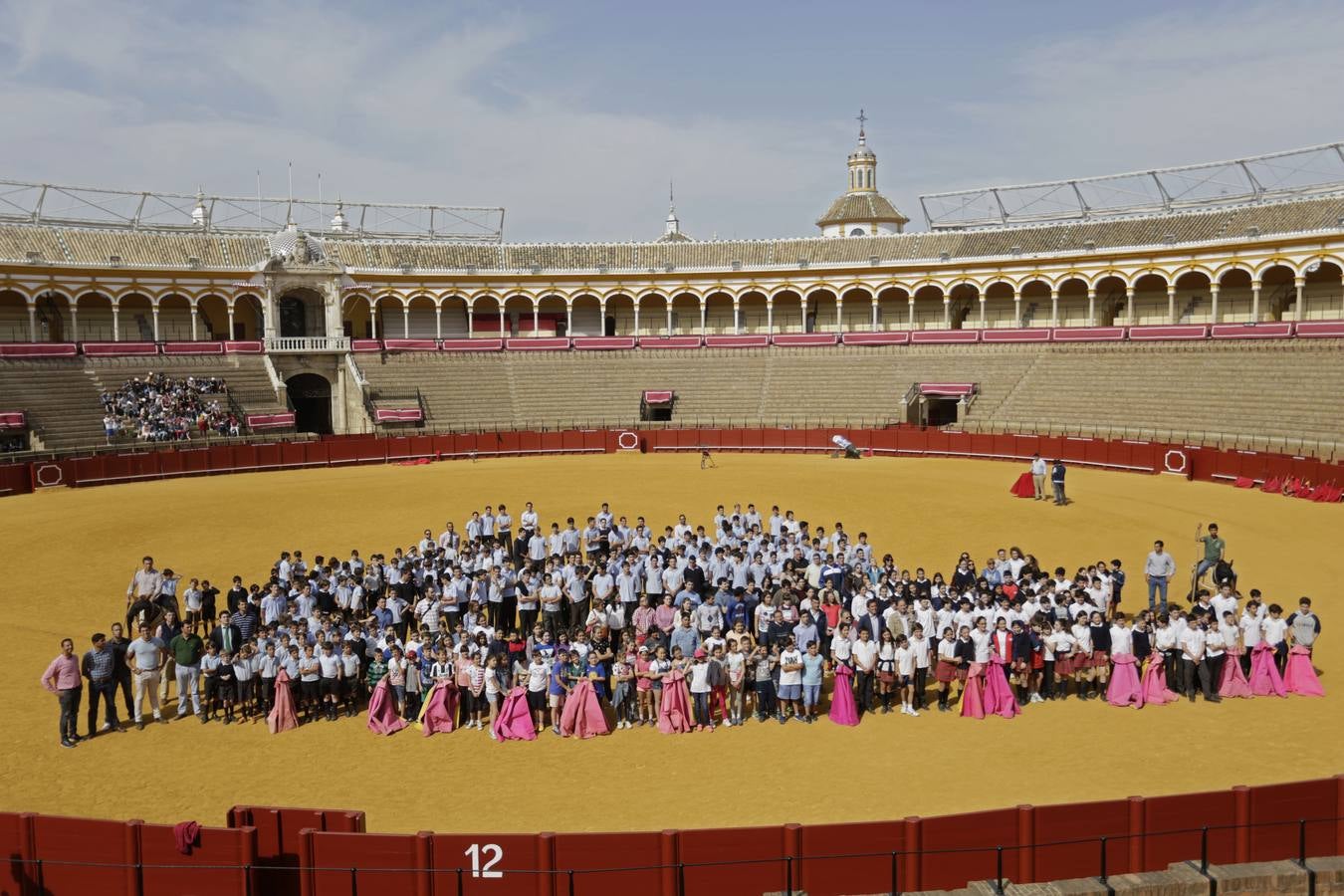 Los niños disfrutan del toreo de salón en la Maestranza