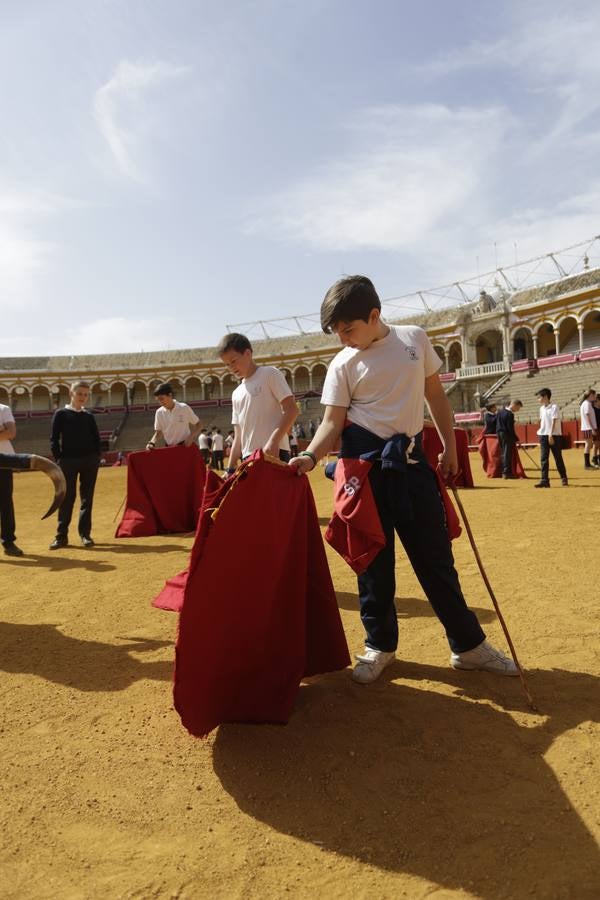 Los niños disfrutan del toreo de salón en la Maestranza