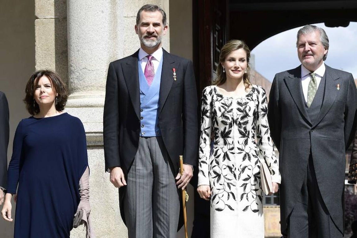 La vicepresidenta del Gobierno, Soraya Sáenz de Santamaría, y el ministro de Cultura, Íñigo Méndez de Vigo, posan con los Reyes. 