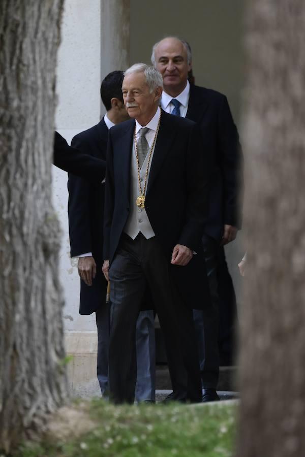 Mendoza, tras recibir el Premio Cervantes, en la Universidad de Alcalá de Henares. 