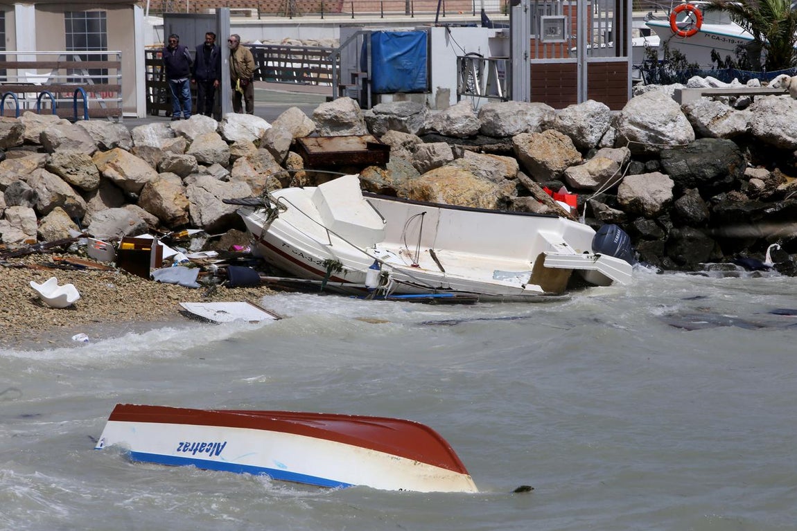 Barcos hundidos en la Bahía de Cádiz a causa del temporal de levante