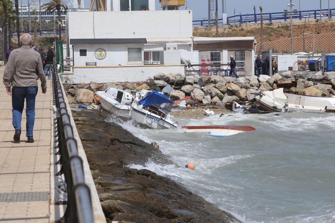 Barcos hundidos en la Bahía de Cádiz a causa del temporal de levante