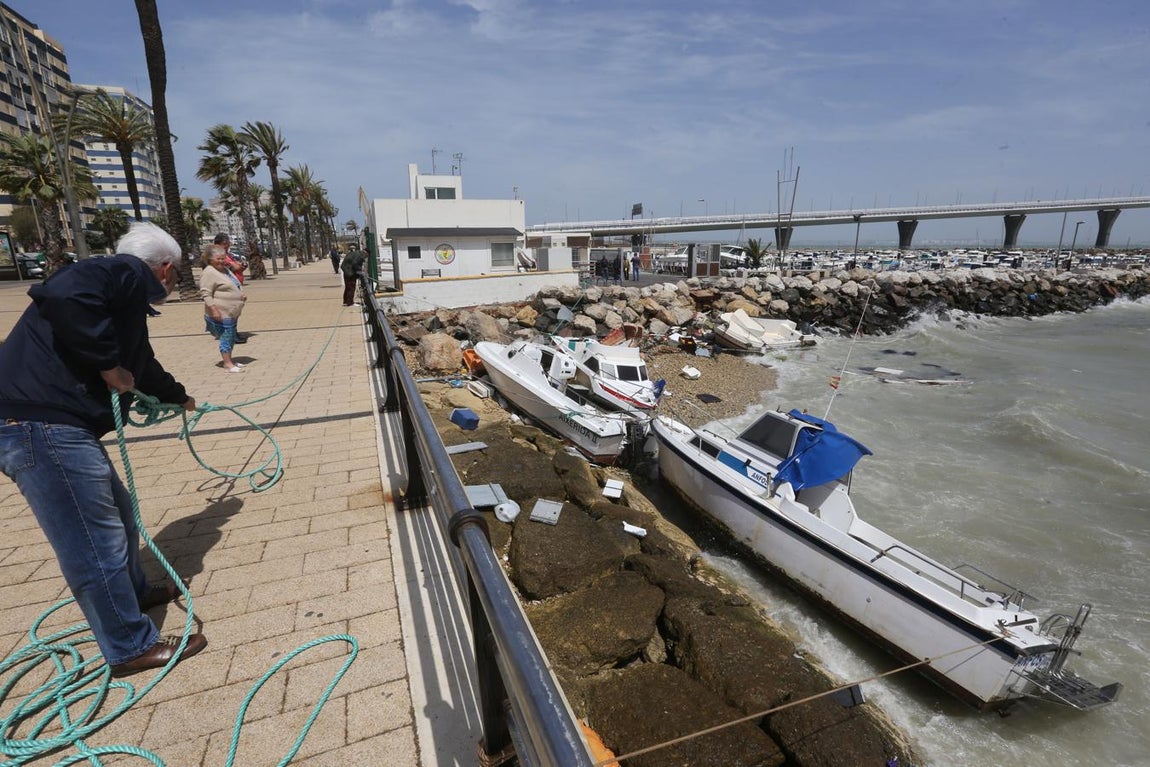 Barcos hundidos en la Bahía de Cádiz a causa del temporal de levante