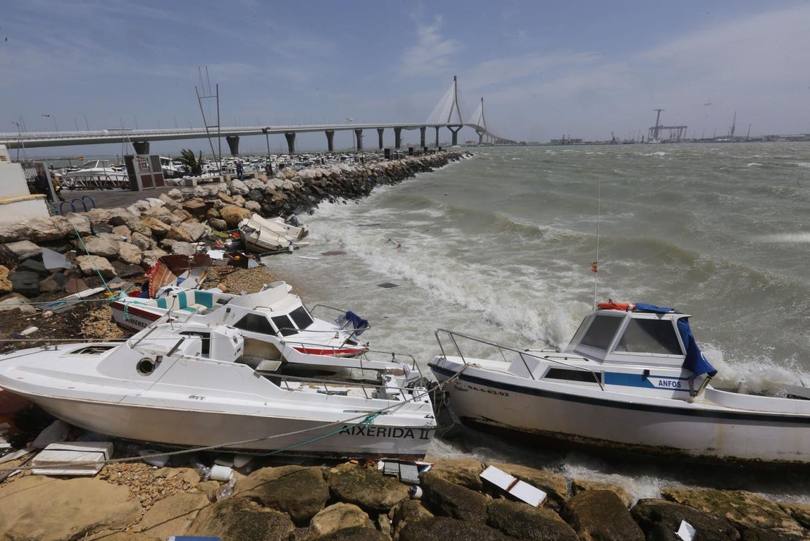 Barcos hundidos en la Bahía de Cádiz a causa del temporal de levante