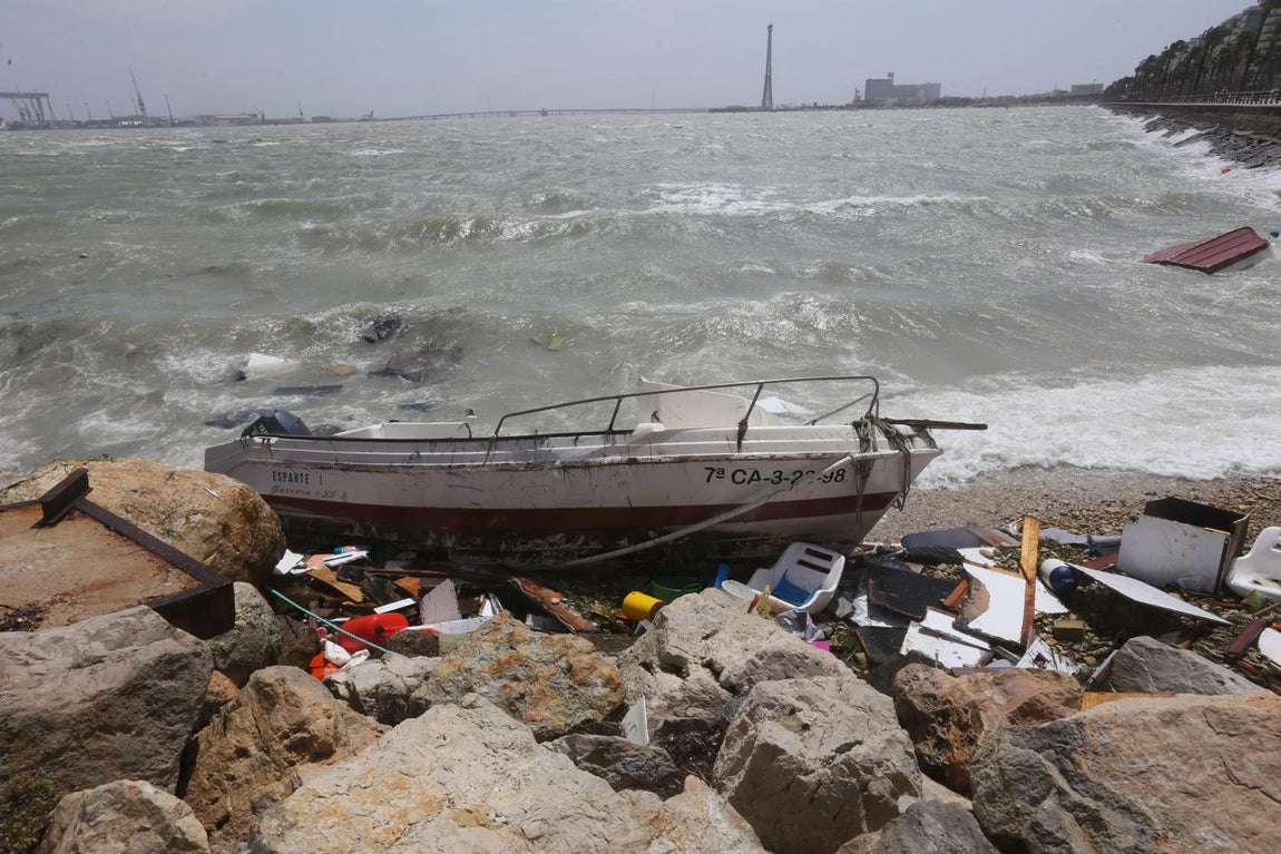 Barcos hundidos en la Bahía de Cádiz a causa del temporal de levante