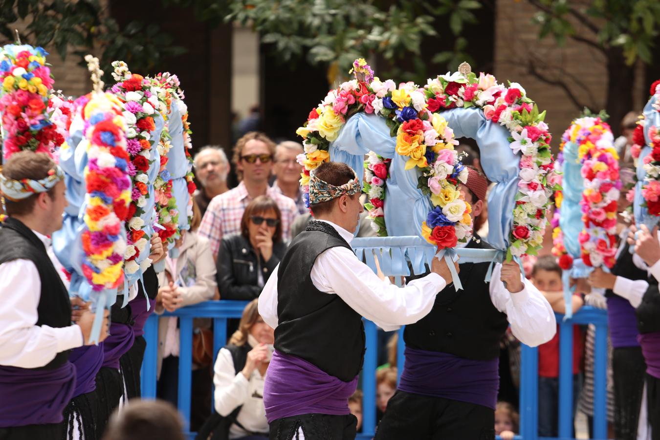 Folclore y flores. Un grupo folclórico, en una colorida puesta en escena a pie de calle en Zaragoza con motivo de la festividad de San Jorge