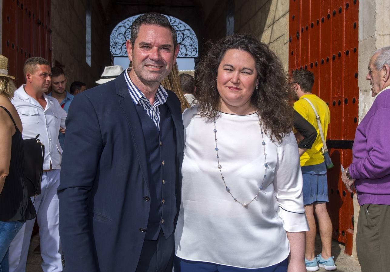 Demetrio Pérez Carretero, director general de Interior, Emergencias y Protección Civil de la Junta de Andalucía (en su cartera se encuentran las competencias taurinas), junto a Maria Esther Gil Martin, Delegada del Gobierno de la Junta de Andalucia en Sevilla