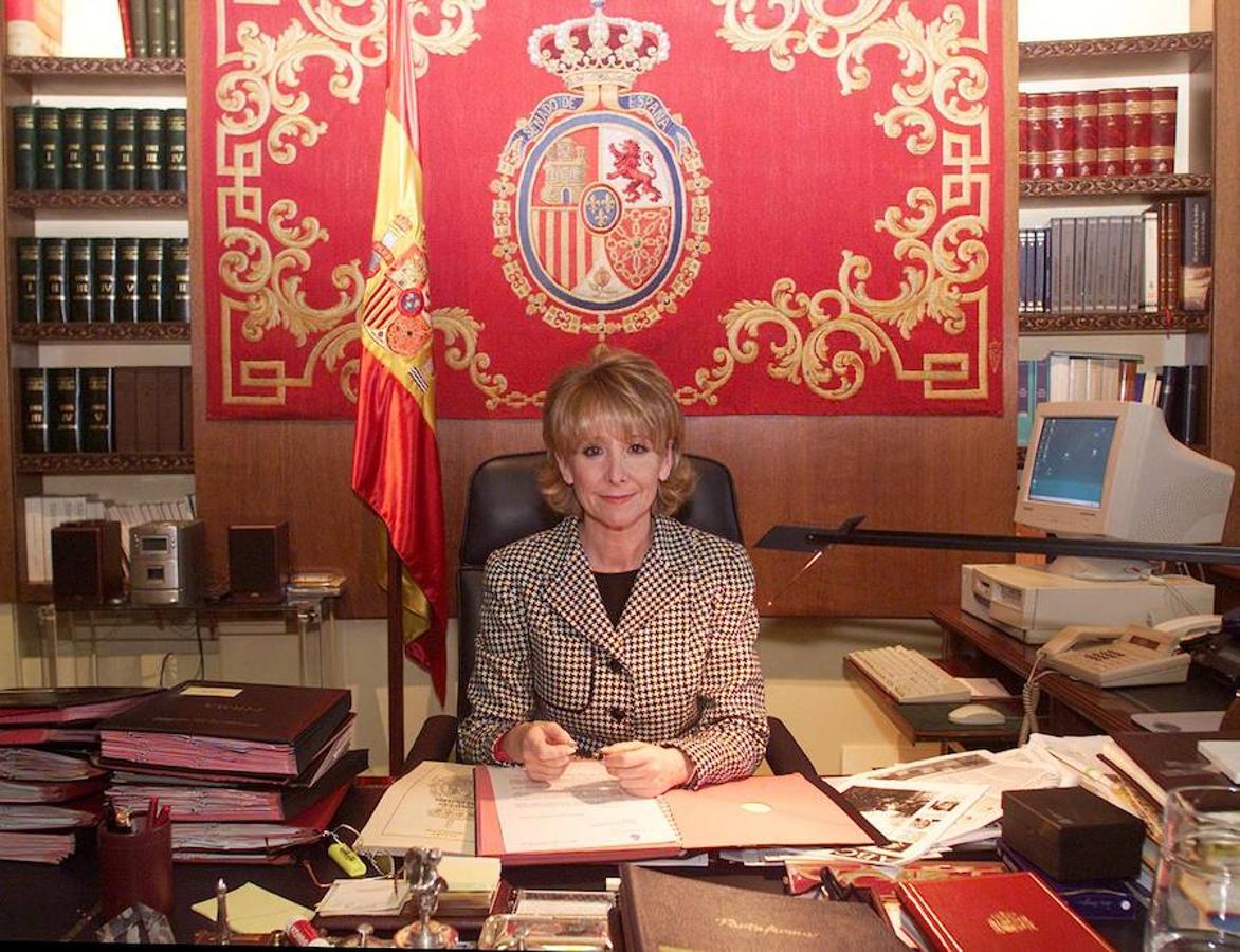 La vida política de Esperanza Aguirre, en imágenes. En su despacho del Senado durante una entrevista para ABC