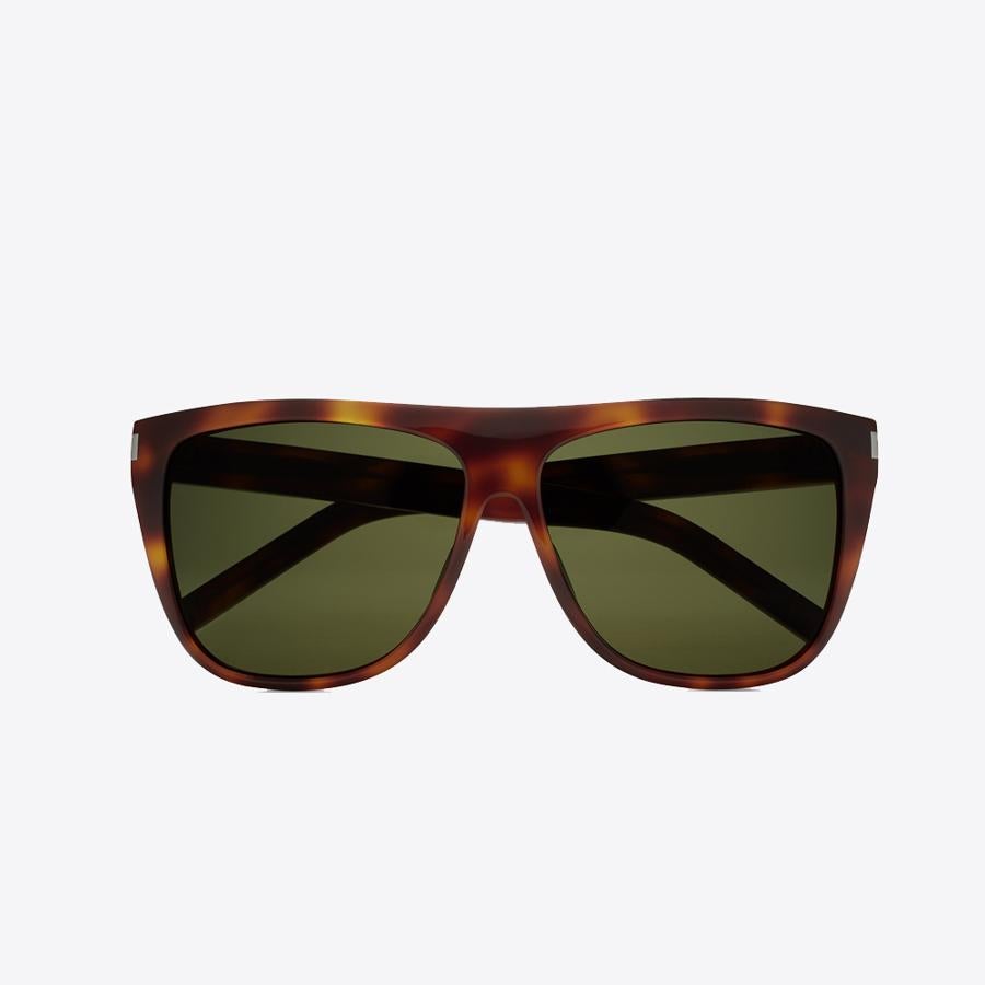 Gafas de sol modelo New Wave con cristales verdes (275€)