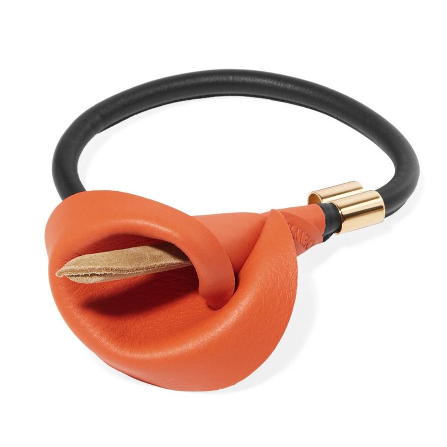 Pulsera Calla en piel con detalle en dorado (295€).