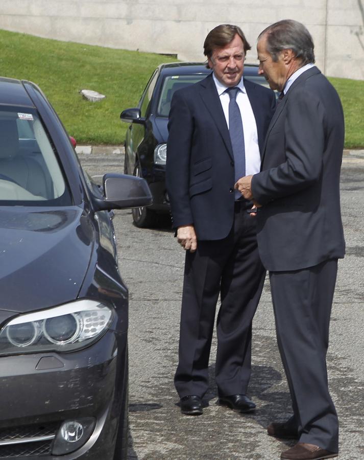 El torero Curro Vázquez (izquierda) fue compañero no solo de profesión, sino de procedencia, pues ambos nacieron en Linares (Jaén), y de generación, ya que nacieron solo con cinco años de diferencia. En la imagen, durante su llegada al tanatorio La Paz. 
