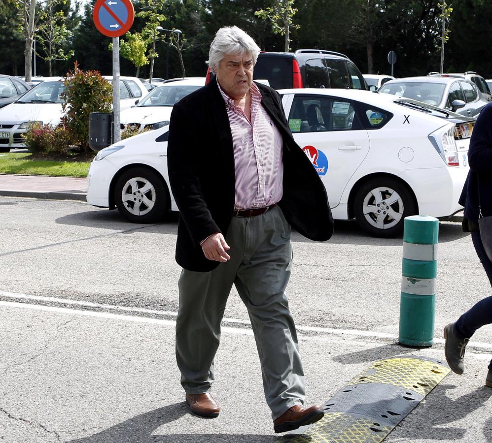 El cantante canario Caco Senante también ha acudido a Alcobendas a despedirse de Sebastián Palomo Linares, fallecido este lunes a causa de una hemorragia cerebral. 