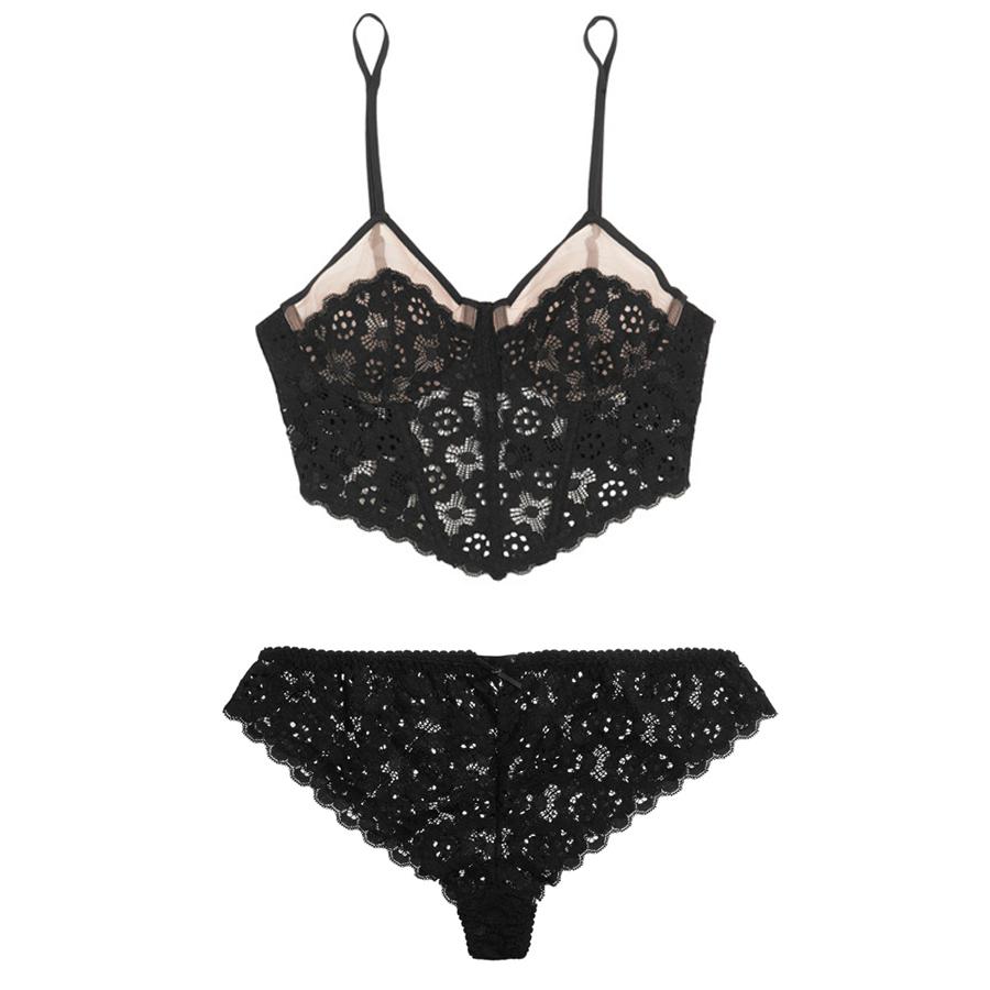 Conjunto de crochet negro, sujetador (145€) y slip (65€).