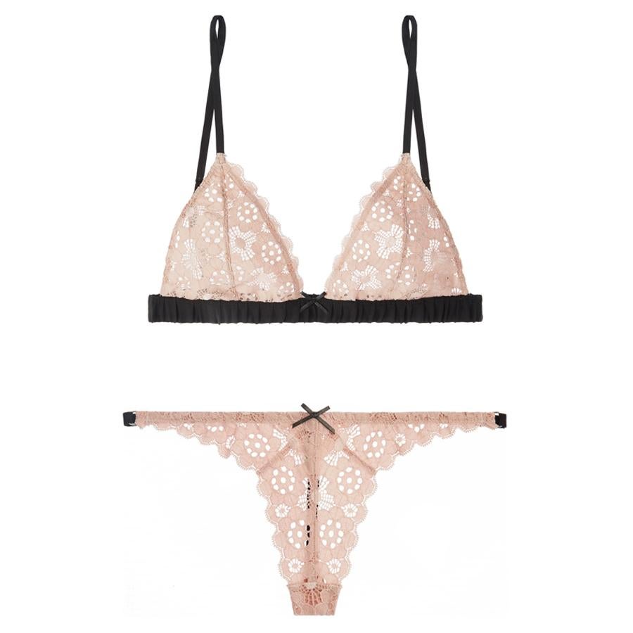 Conjunto crochet rosa, sujetador (75€) y tanga (40€).