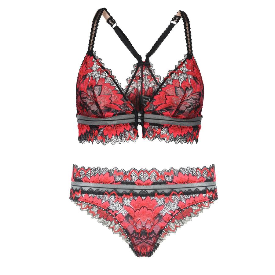 Conjunto de encaje rojo, sujetador (115€) y slip ( 65€).