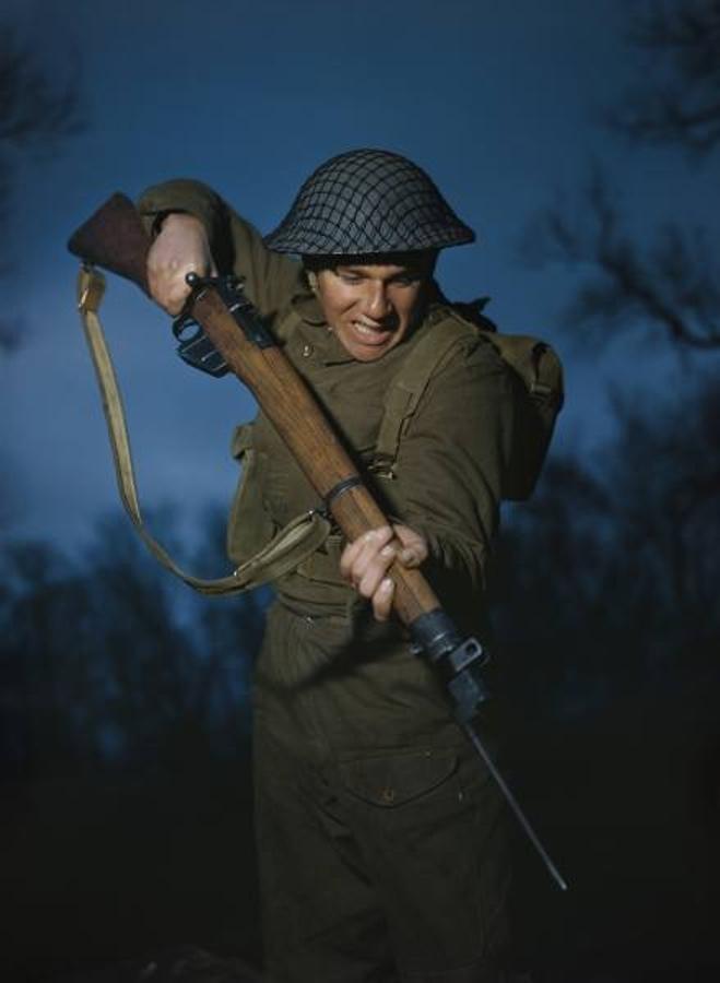 Un soldado del 6º Batallón de infantería ligera de Durham durante un entrenamiento en Gran Bretaña, en marzo de 1944.. 