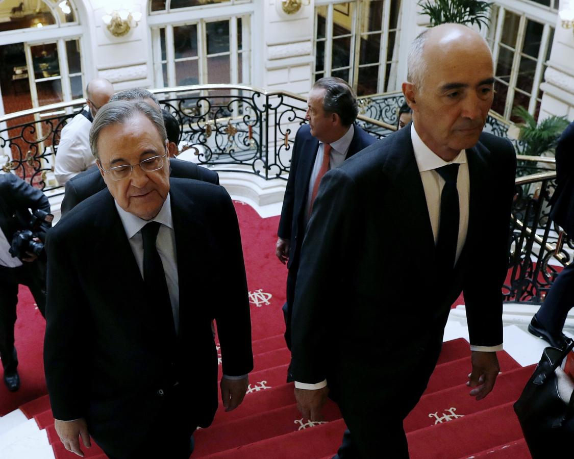 El presidente de ACS y del Real Madrid, Florentino Pérez (izquierda), y el presidente de Ferrovial, Rafael del Pino, han estado entre los invitados al foro con Íñigo de la Serna. 