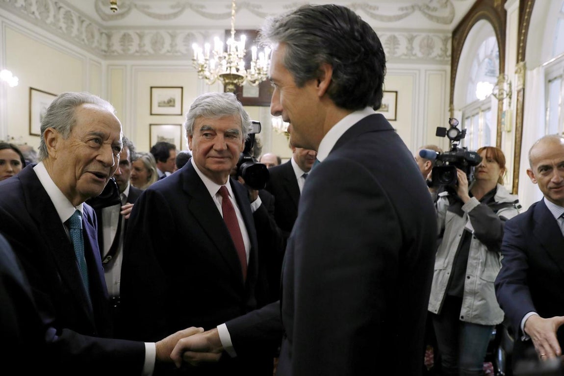 El empresario Juan Miguel Villar Mir (izquierda) saluda al ministro de Fomento. 