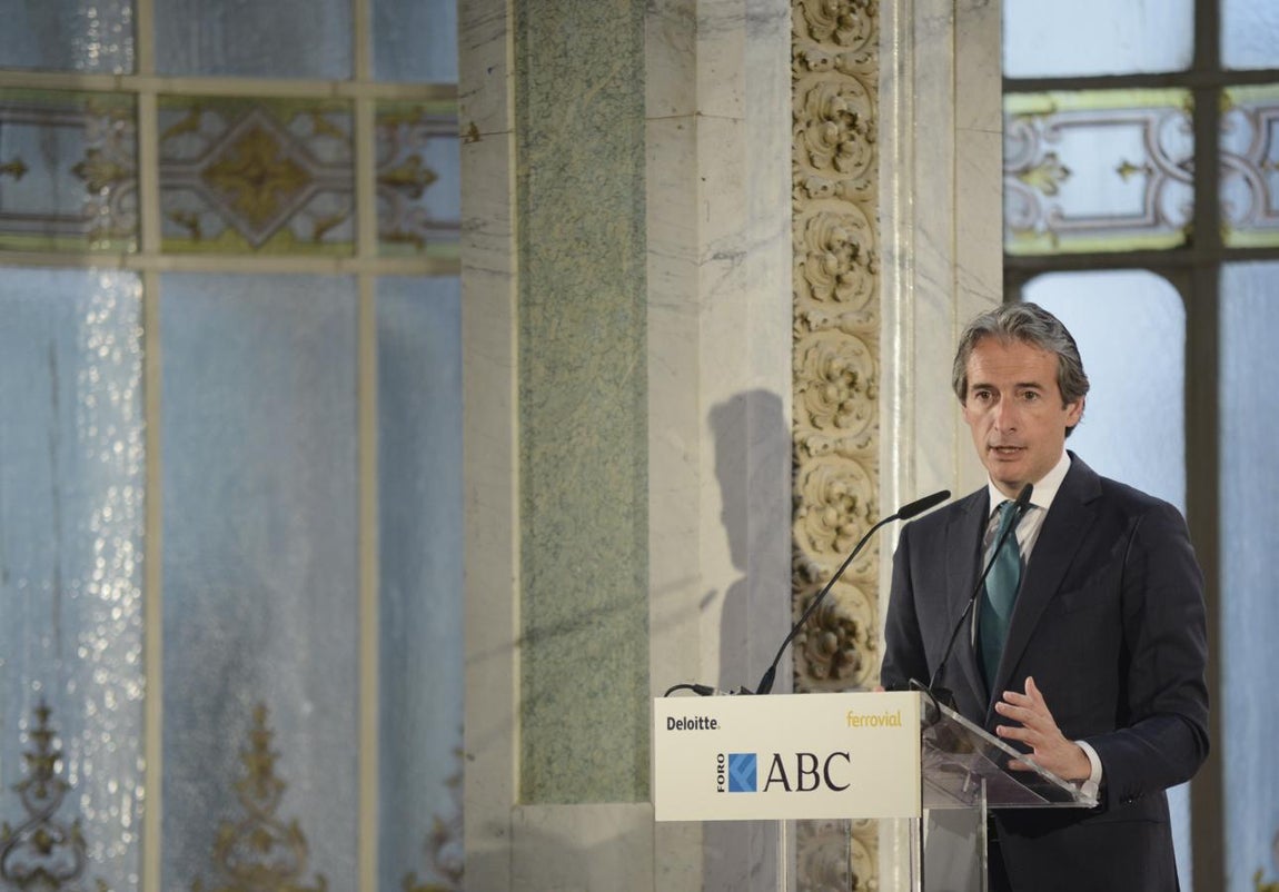 De la Serna ha rechazado frotalmente que la corrupción sea un mal generalizado en la Administración española, tras ser preguntado por las medidas que incluirá el Ejecutivo en la nueva ley de contratación del sector público para evitar episodios como los que recientemente han trascendido en la operación Lezo. 