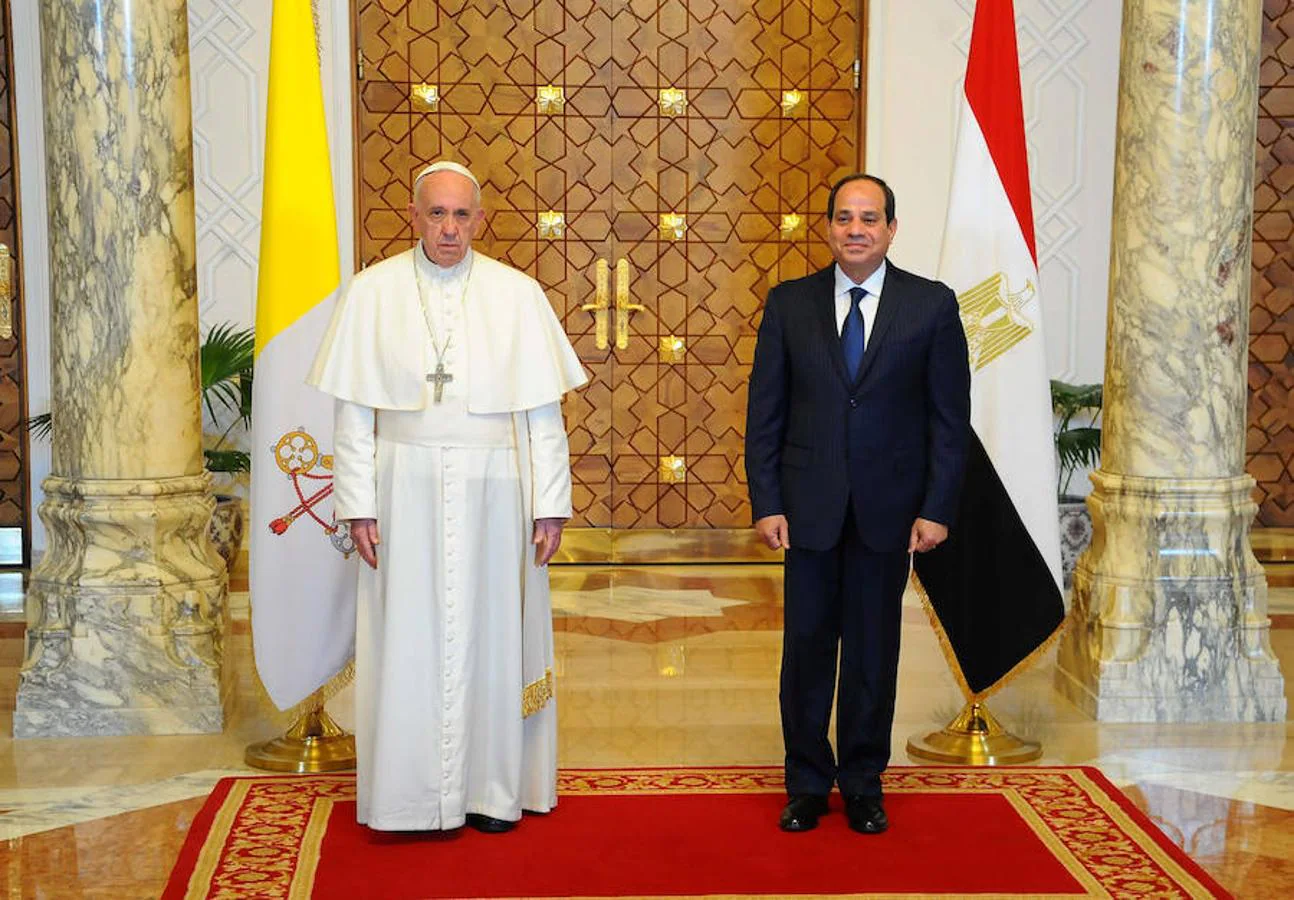 El Papa Francisco junto al presidente egipcio Abdel Fattah al-Sisi en el palacio presidencial de El Cairo