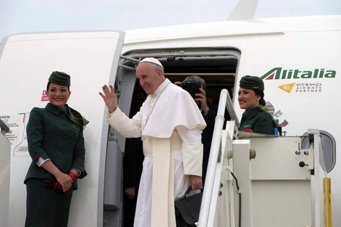 El Papa Francisco saluda antes de meterse en el avión que lo ha trasladado a Egipto para una visita que durará dos días