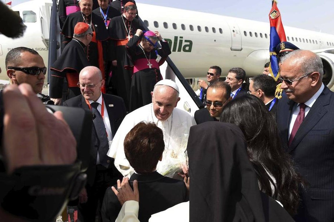 Francisco baja del avión tras aterrizar en El Cairo (Egipto), donde tiene previsto hacer una visita de dos días de duración. Efe