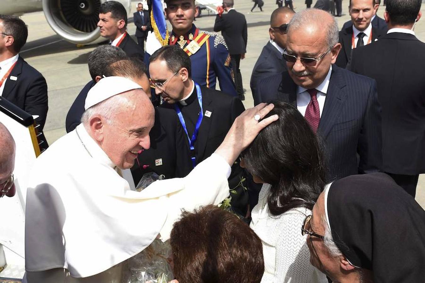 El Papa Francisco, nada más aterrizar en el aeropuerto de El Cairo (Egipto). Efe