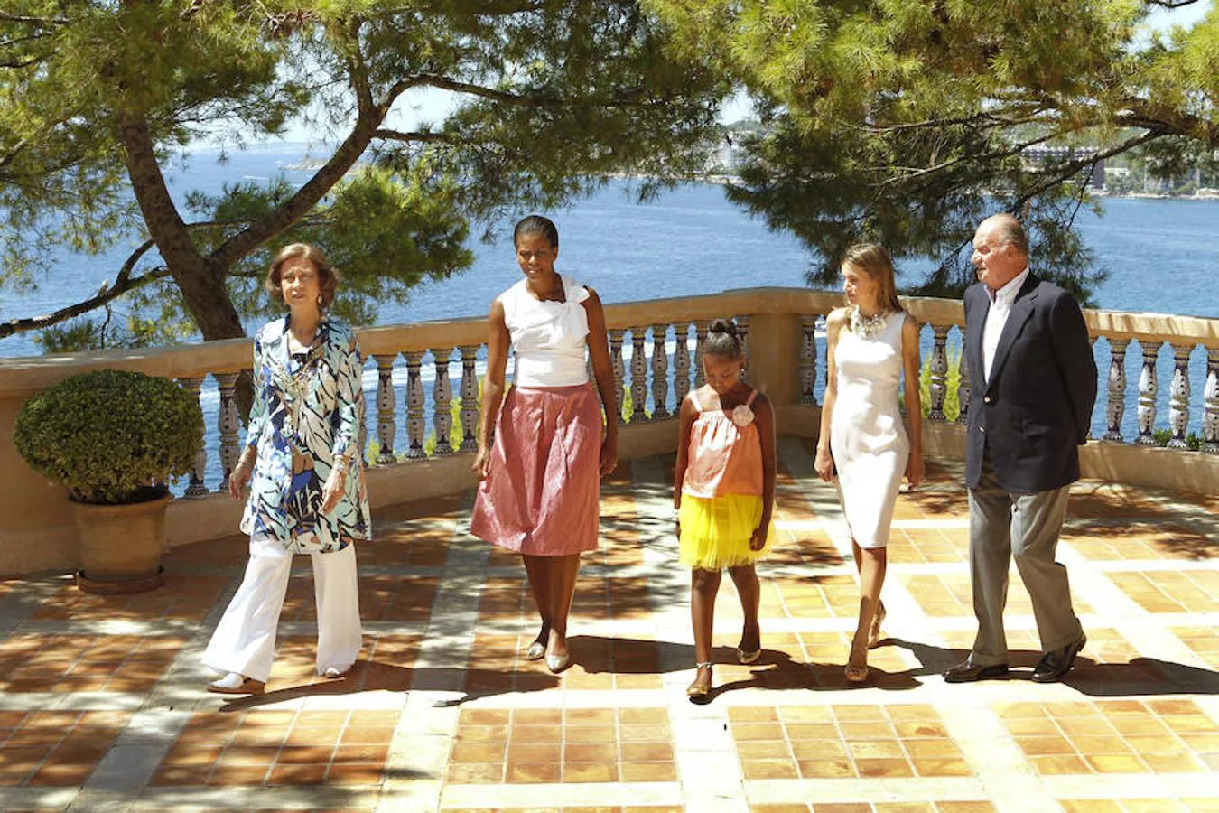 En agosto de 2010, los Reyes y Doña Letizia con Michelle y Sasha Obama