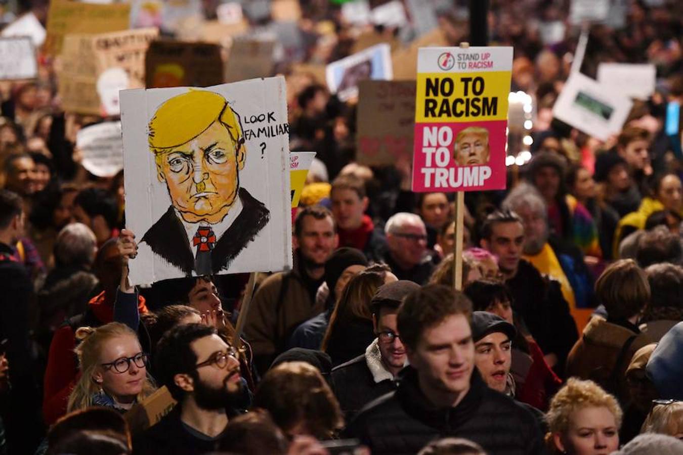 Un grupo manifestantes protesta frente a Downing Street contra el presidente estadounidense Donald Trump en el centro de Londres el 30 de enero de 2017. El presidente Trump firmó una orden ejecutiva el 27 de enero de 2016 restringiendo la inmigración de siete países musulmanes