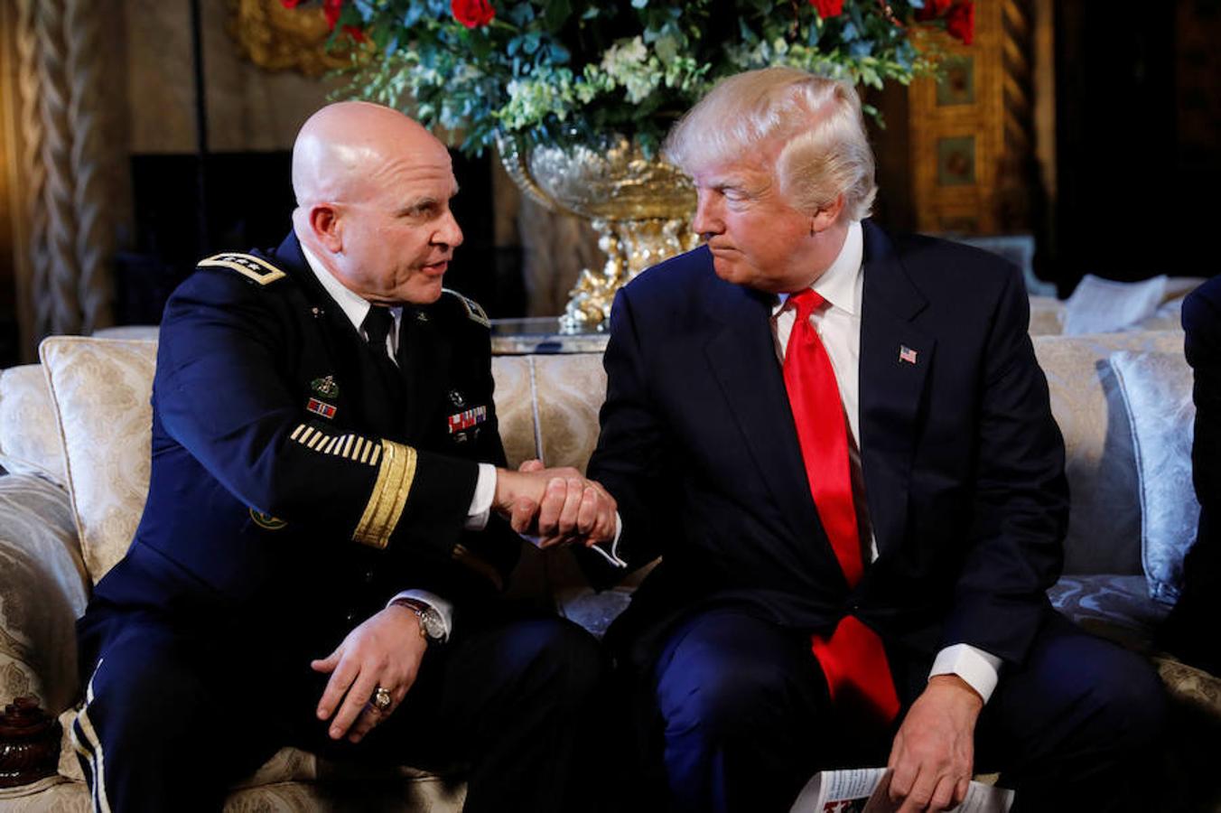 El Presidente de los Estados Unidos, Donald Trump, le da la mano a su nuevo teniente general de seguridad nacional, HR McMaster, después de hacer el anuncio en su propiedad de Mar-a-Lago en Palm Beach