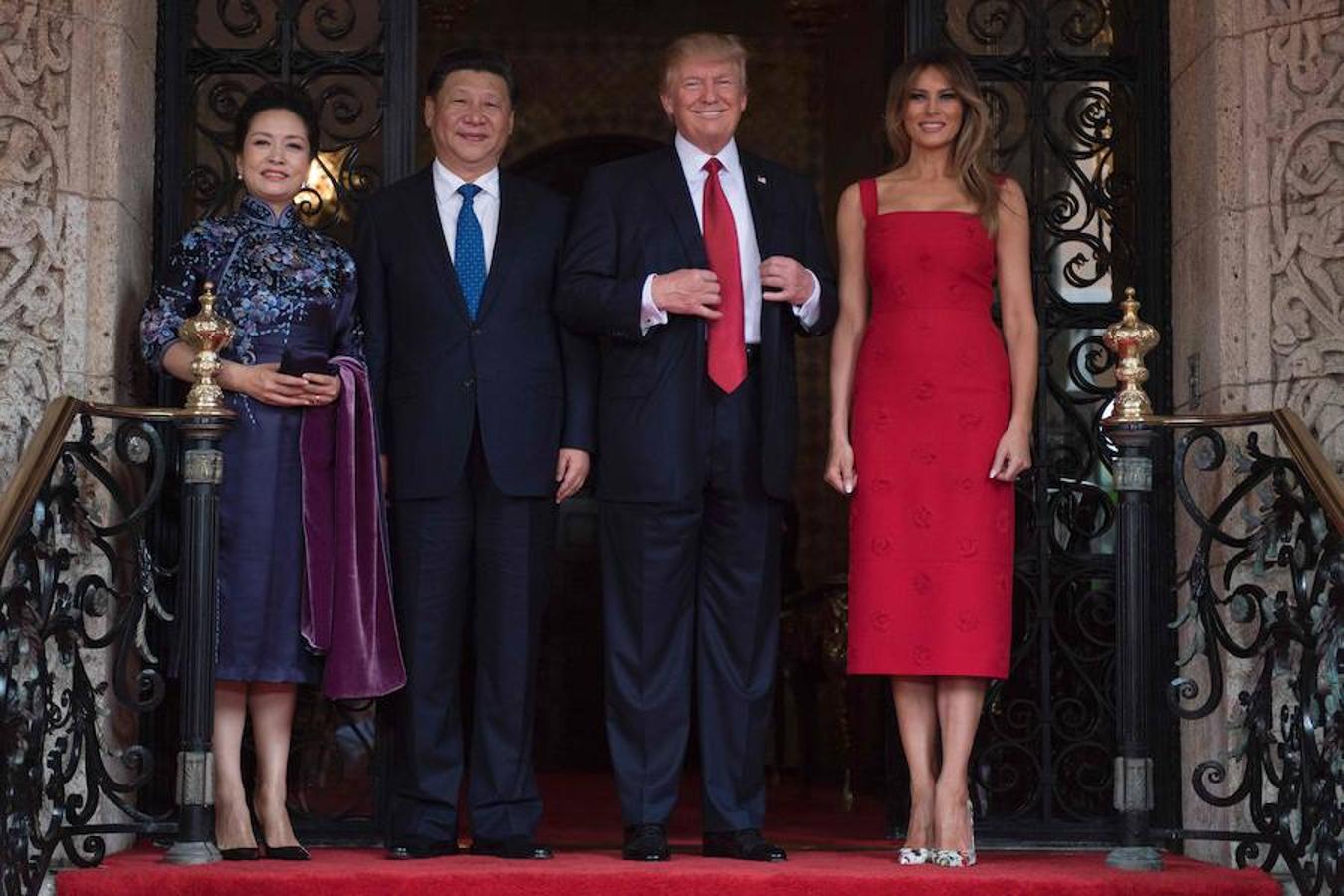 La Primera Dama Melania Trump (D) y el Presidente Donald Trump (2º D) posan con el Presidente chino Xi Jinping (2º Izq) y su esposa Peng Liyuan (I) a su llegada a la finca Mar-a-Lago en West Palm Beach. 