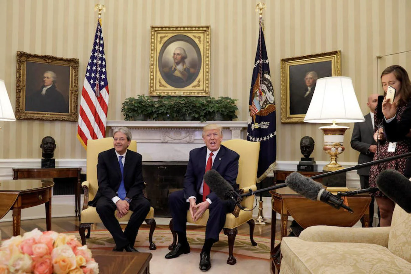 El Presidente de los Estados Unidos, Donald Trump, se reúne con el Primer Ministro italiano Paolo Gentiloni en EL Despacho Oval de la Casa Blanca en Washington, EE.UU. 