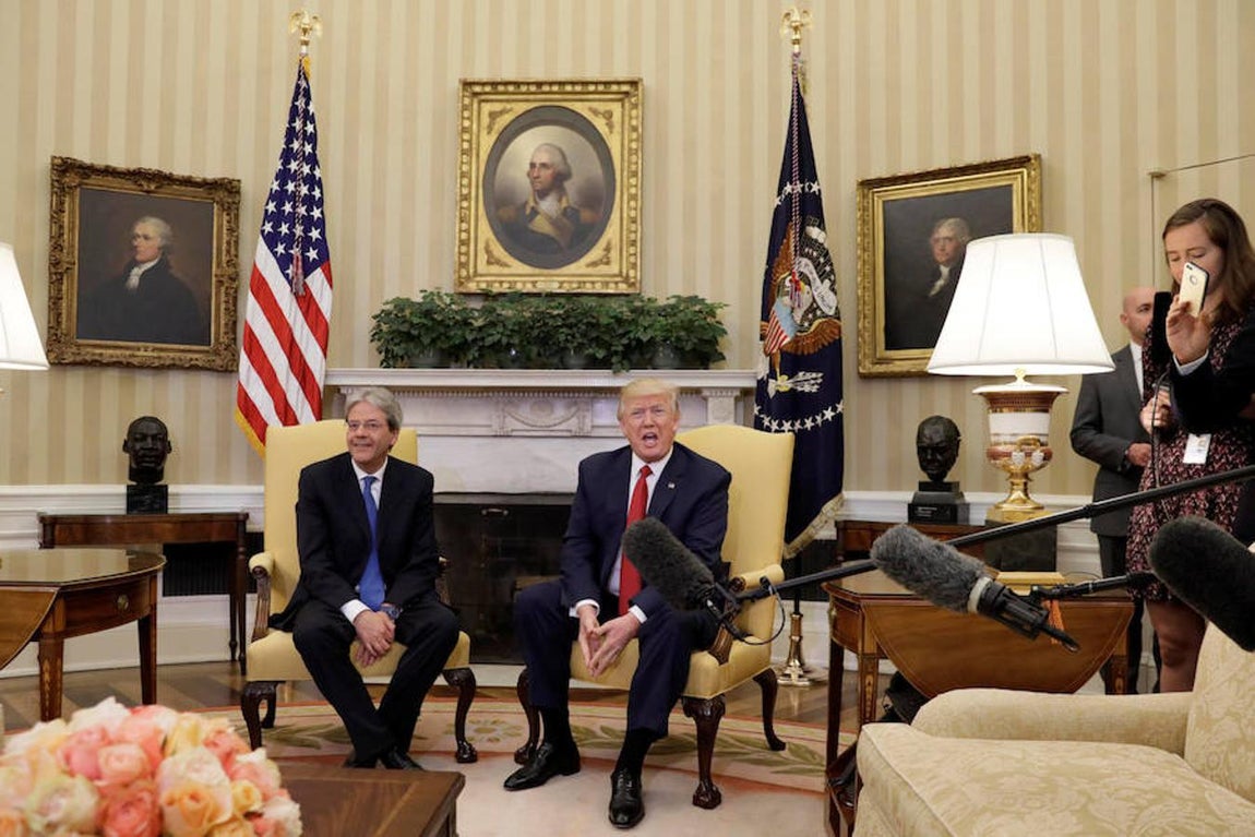 El Presidente de los Estados Unidos, Donald Trump, se reúne con el Primer Ministro italiano Paolo Gentiloni en EL Despacho Oval de la Casa Blanca en Washington, EE.UU.. 