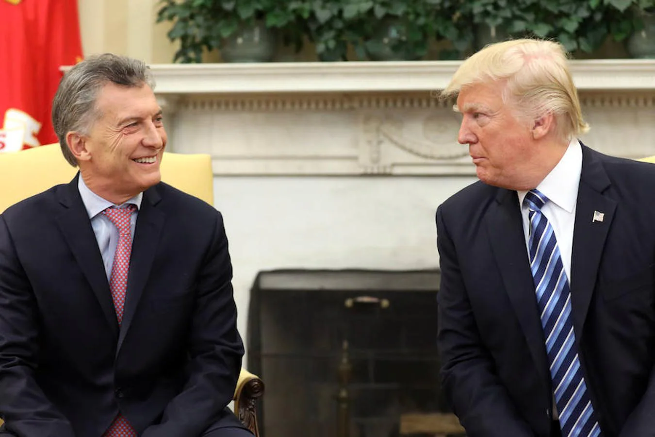 El presidente de los Estados Unidos Donald Trump y el presidente de la República Argentina Mauricio Macri se reúnen en Despacho Oval de la Casa Blanca en Washington, Estados Unidos
