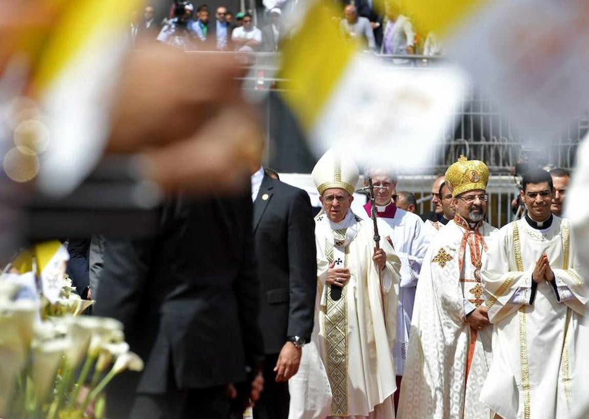 Multitudinaria misa del Papa Francisco en el estadio de la Defensa Aérea de El Cairo